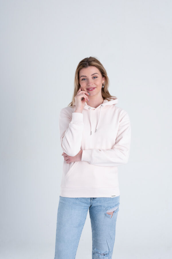 Vrouw met Duurzame premium hoodie trui Licht roze voorkant
