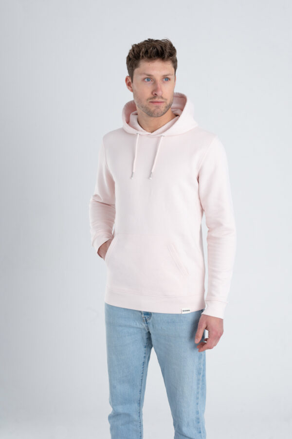 Man met Duurzame premium hoodie trui Licht roze voorkant