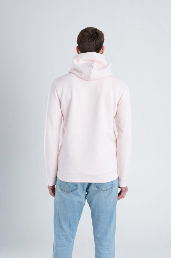 Man met Duurzame premium hoodie trui Licht roze achterkant