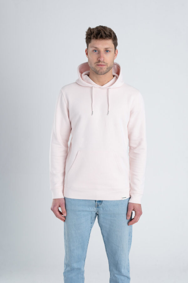 Man met Duurzame premium hoodie trui Licht roze voorkant
