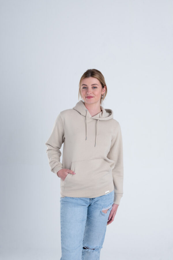 Duurzame premium hoodie trui Zandkleurig voorkant vrouw