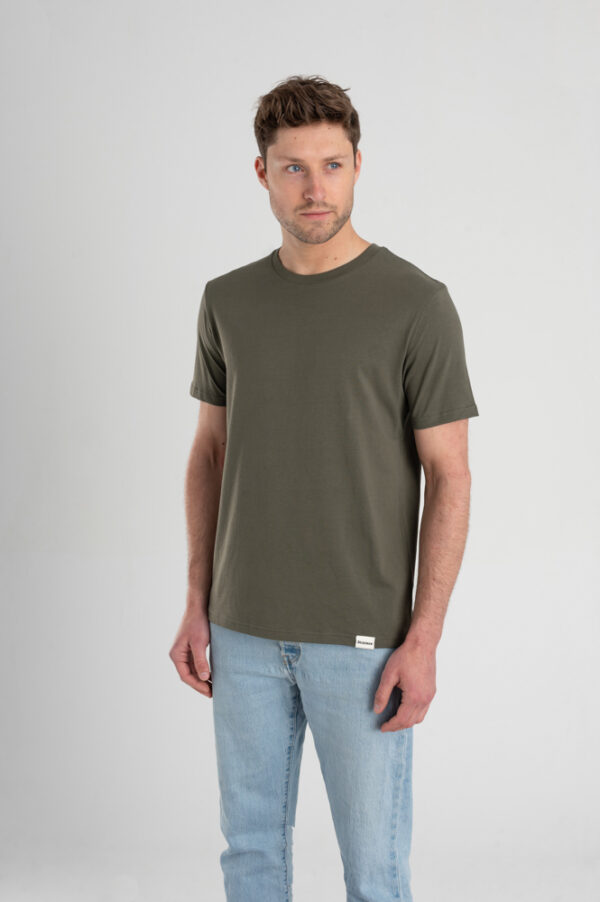 Man met Duurzaam T-shirt Legergroen voorkant
