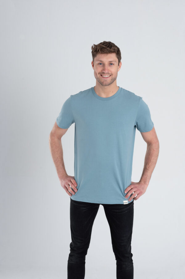 Man met Duurzaam T-shirt Blauw voorkant