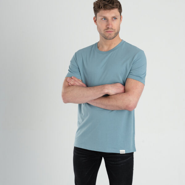 Man met Duurzaam T-shirt Blauw voorkant