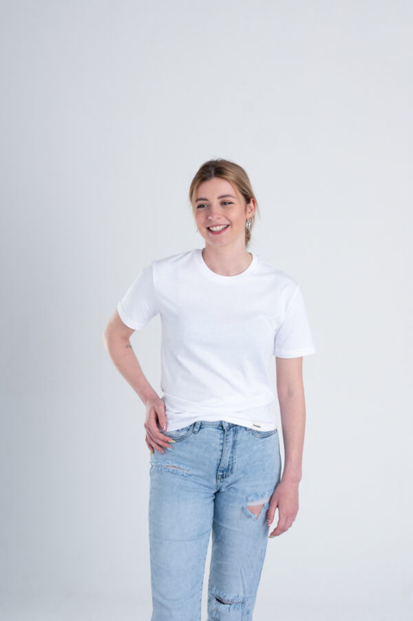 Vrouw met Duurzaam T-shirt wit voorkant