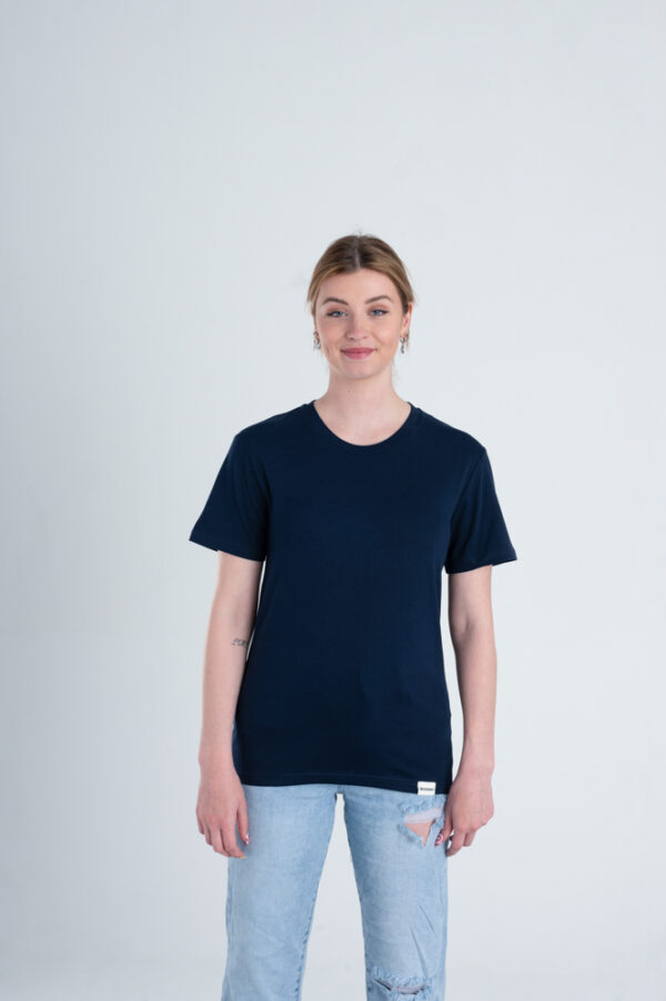 Vrouw met Duurzaam T-shirt Marineblauw voorkant