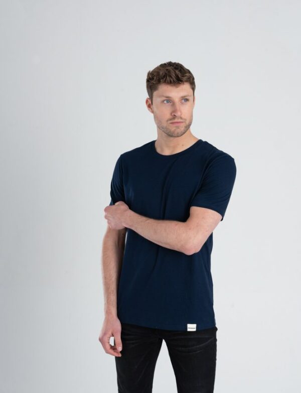 Man met Duurzaam T-shirt Marineblauw voorkant