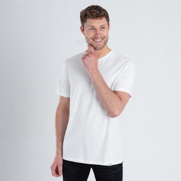 Man met Duurzaam T-shirt Gebroken wit voorkant