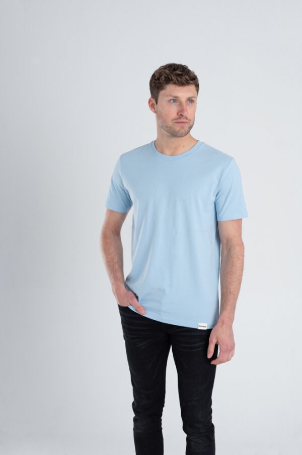 Man met Duurzaam T-shirt Lichtblauw voorkant