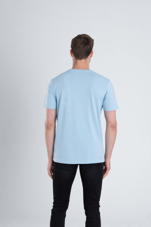 Man met Duurzaam T-shirt Lichtblauw achterkant