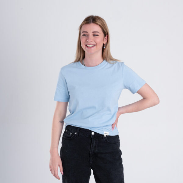 Vrouw met Duurzaam T-shirt Lichtblauw voorkant