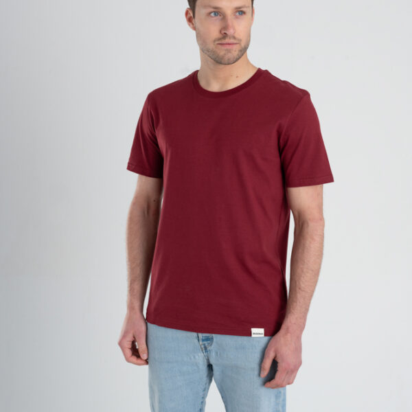 Man met Duurzaam T-shirt Bordeaux rood voorkant
