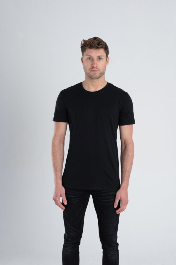 Duurzaam ondershirt / sportshirt met slim fit pasvorm zwart voorkant man
