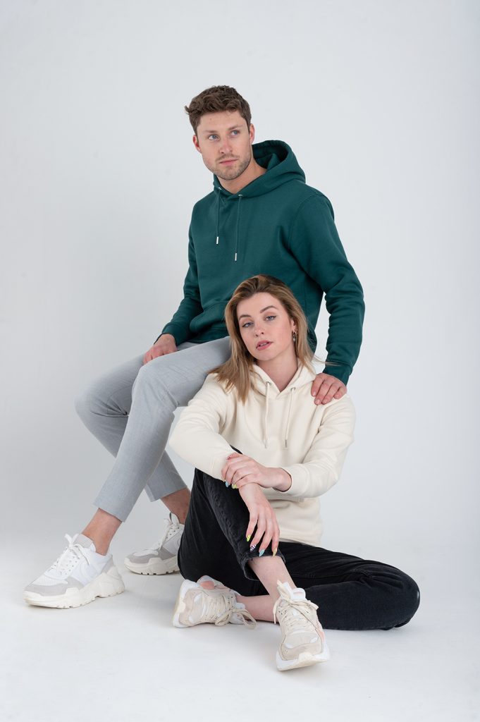 Duurzame truien: Man met groene hoodie en vrouw met witte hoodie