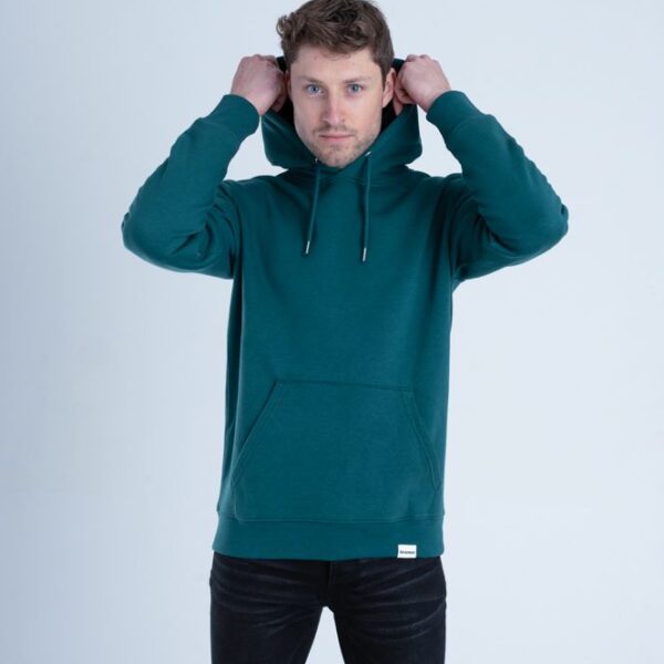 Duurzame herenkleding: man met groene hoodie