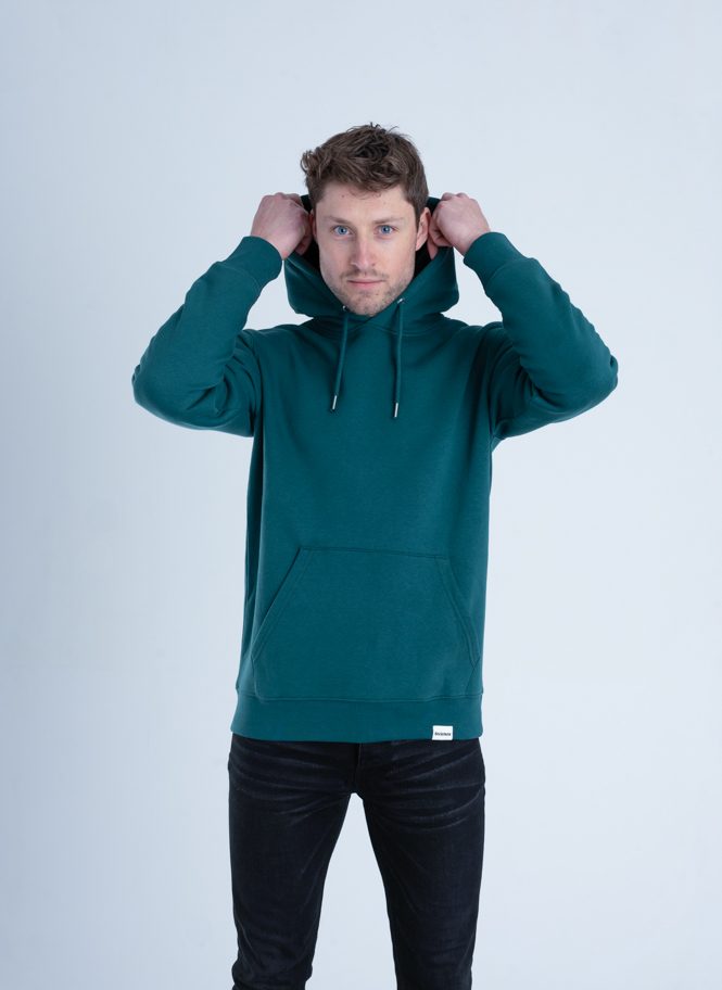 Duurzame herenkleding: man met groene hoodie