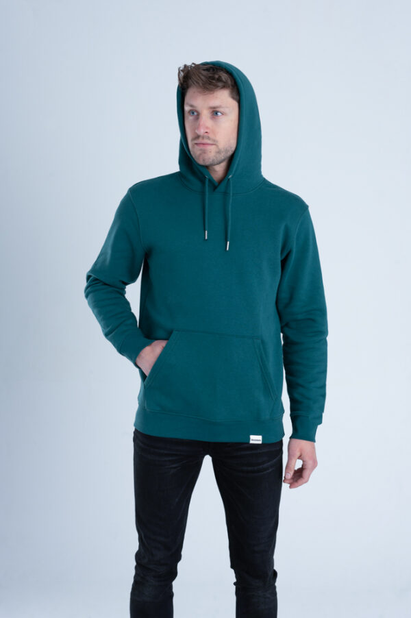 Man met Duurzame premium hoodie trui Diepgroen voorkant