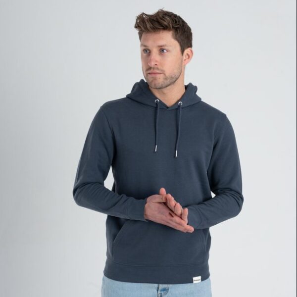 Man met Duurzame premium hoodie trui inktblauw voorkant