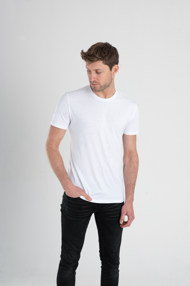 Duurzame herenkleding: Man met wit duurzaam t-shirt voorkant.