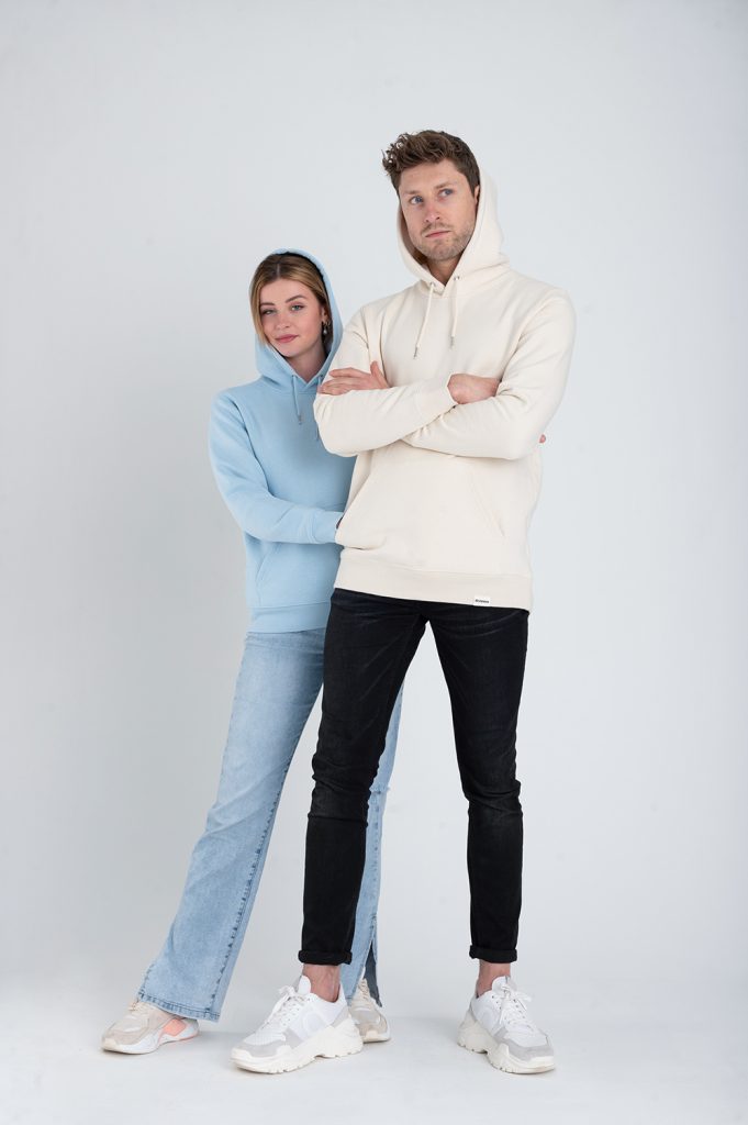 Duurzame basics: vrouw met lichtblauwe hoodie en man met gebroken witte hoodie